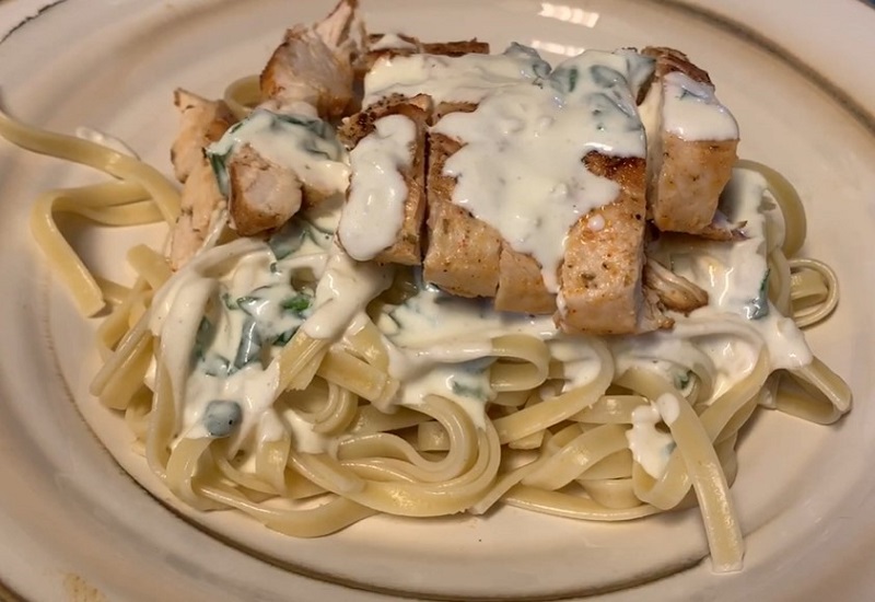 Chicken with Alfredo Sauce and Spinach