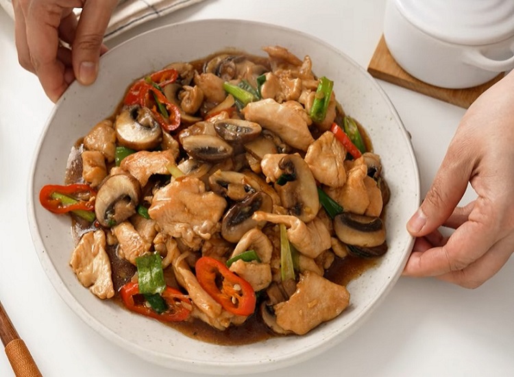 Chicken With Bell Peppers And Mushrooms