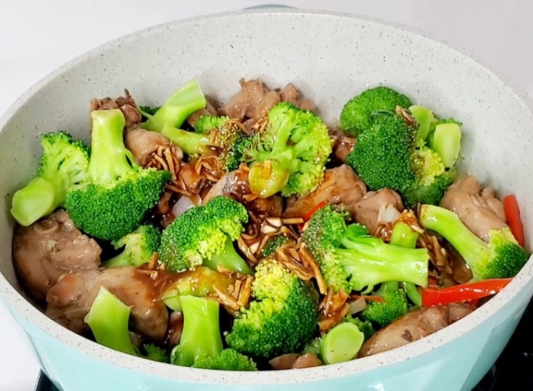 Chicken With Broccoli and Garlic Sauce