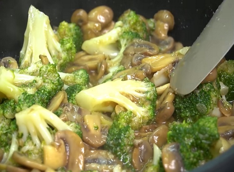 Chicken With Broccoli and Mushrooms
