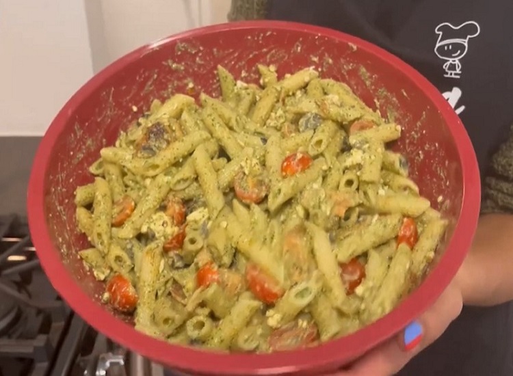 Chicken pasta salad with arugula pesto