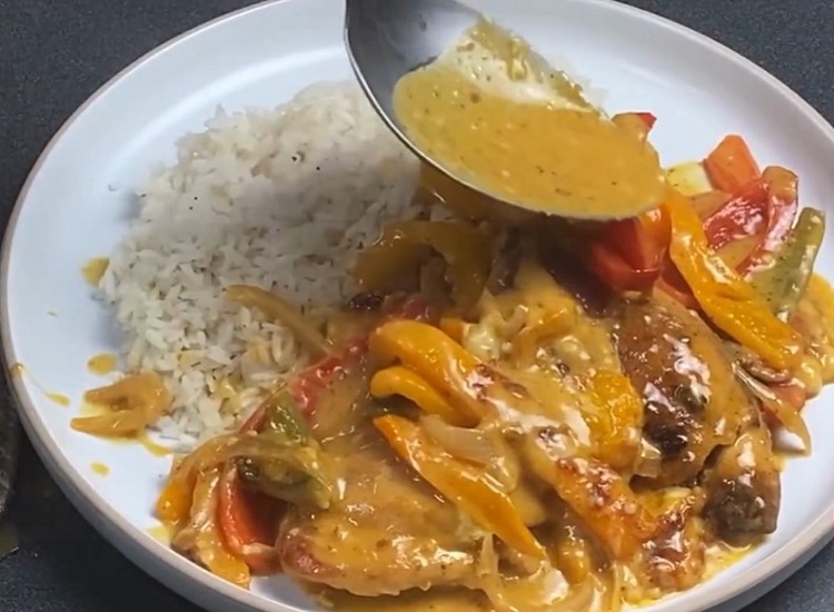 Creamy Cheddar Chicken with Bell Peppers