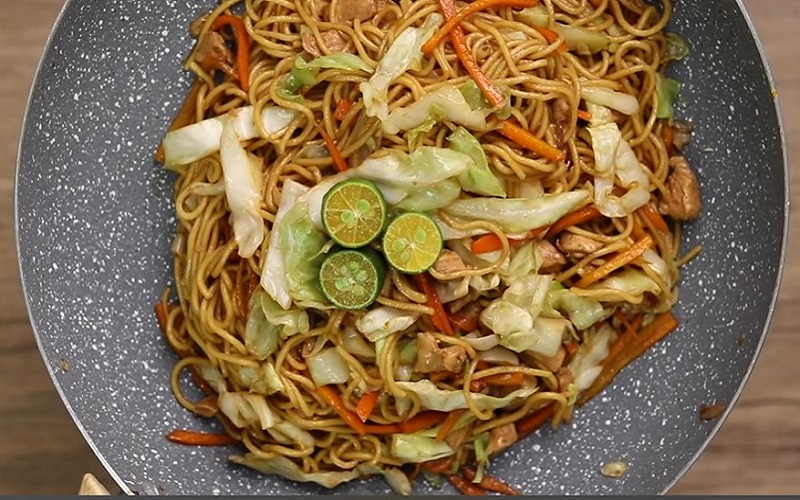 Simple Stir fry Egg Noodles With Chicken