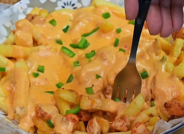 Chicken Loaded Fries with Cheese Sauce