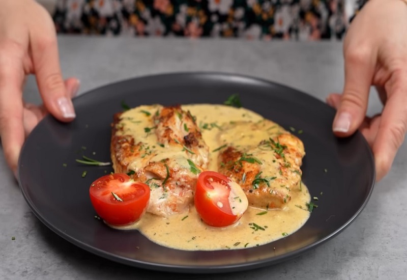 Crispy chicken in creamy garlic parmesan sauce