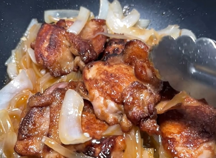 Chicken with Onion Sauce