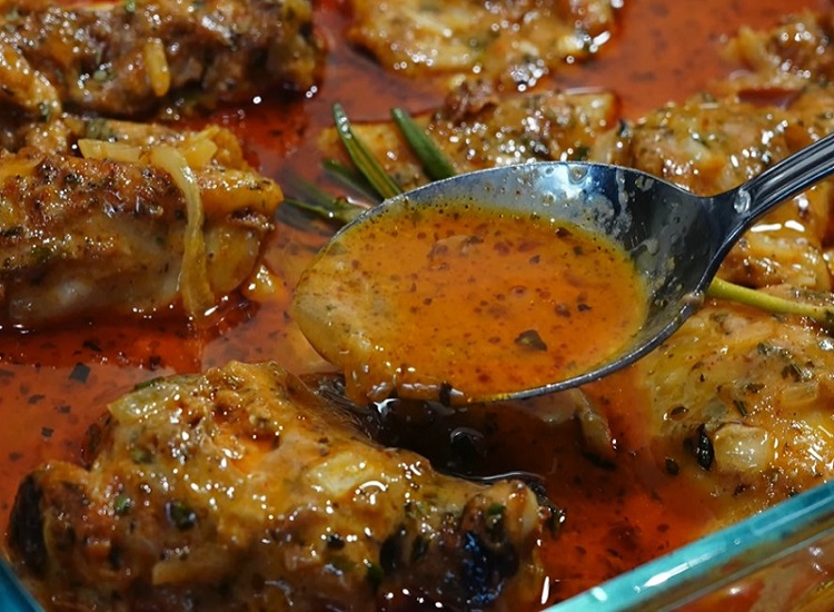 GARLIC CHICKEN IN CREAMY YOGURT SAUCE