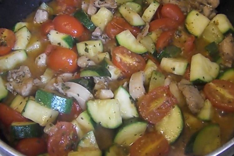 Chicken With Zucchini and Cherry Tomatoes