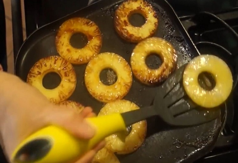 Roasted Turkey with White Wine and Pineapple