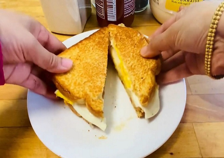 Sandwich with Egg & Turkey Strip