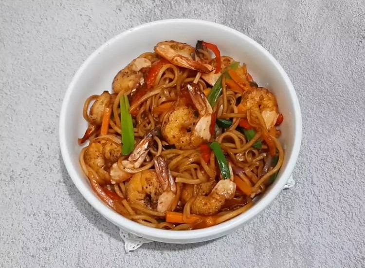 Shrimp With Egg Noodles